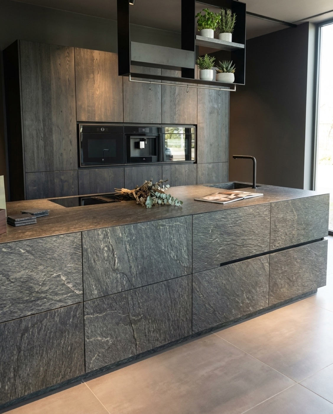 Comptoir texturé et rangements dans le showroom