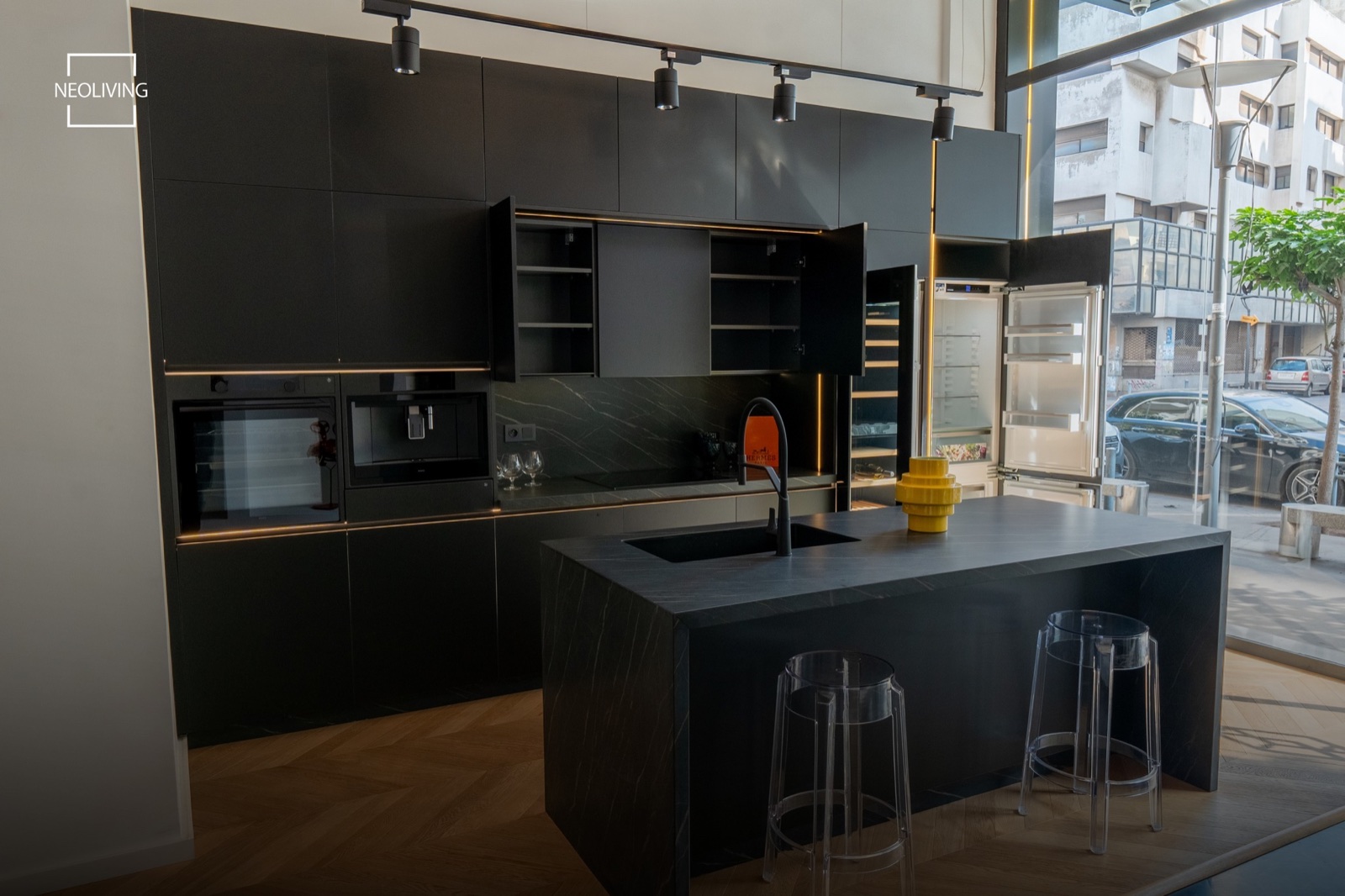Îlot noir et modules ouverts dans le showroom