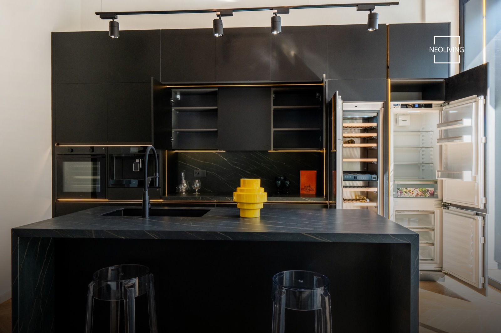 Cuisine noire exposée au showroom NEO LIVING